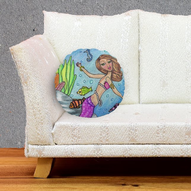 Coussins Ronds Jolie sirène pourpre nager Poissons Rochers d'algu (Mermaid pink tail with fish seahorse by seaweed rocks on round decorative pillow.)