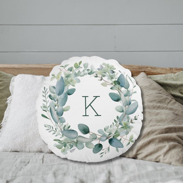 Coussins Ronds Mariage aux feuilles de eucalyptus Monogramme (Monogrammed Eucalyptus Greenery Round Bedroom or Sofa Pillow.)