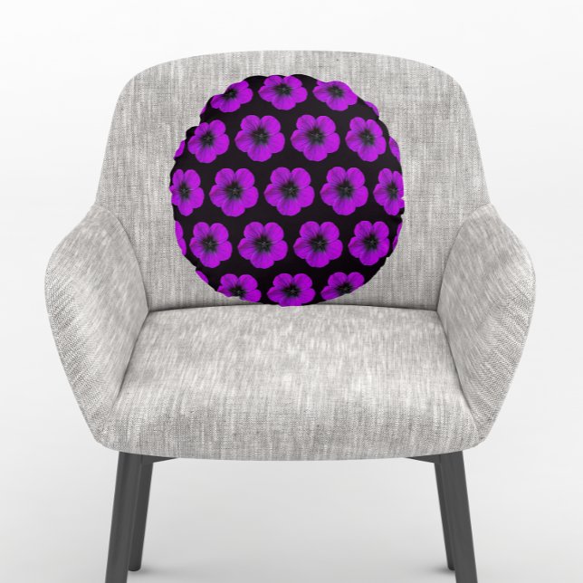 Coussins Ronds Modèle floral de géranium violet sur noir (In Situ Chair)