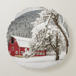 Coussins Ronds Neige fraîche sur grange rouge