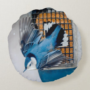 Coussins Ronds Nuthatch à poitrine blanche en neige - Photo origi