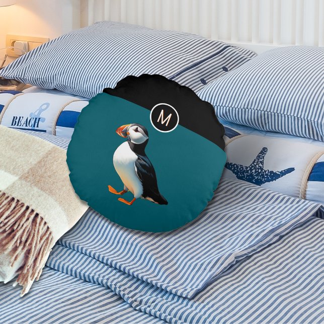 Coussins Ronds Oiseau de l'Atlantique Oiseau de l'Océan bleu Faun (A round pillow in dark ocean blue, with a picture of an Atlantic puffin, and monogram initial)