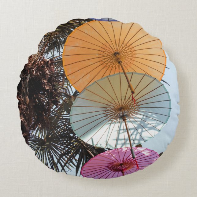 Coussins Ronds Parapluie rouge sur arbre vert (Devant)