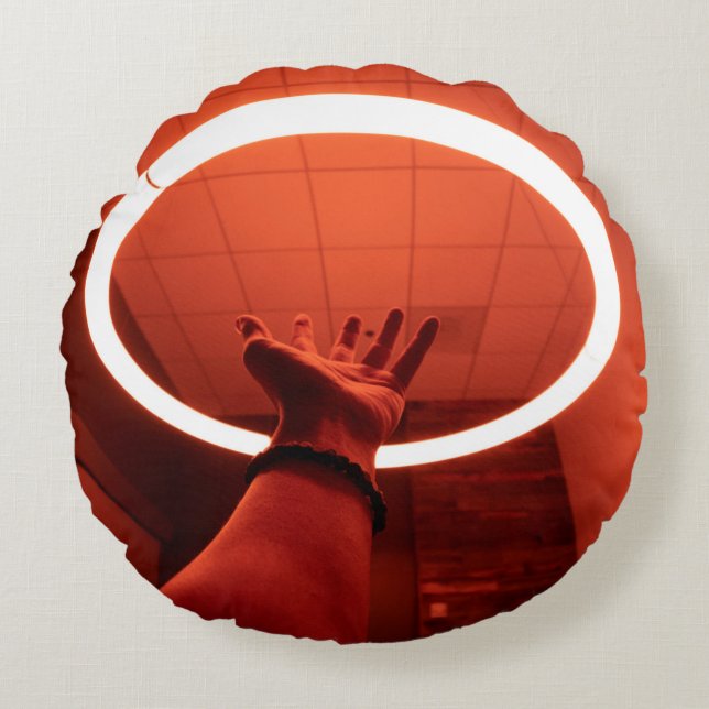 COUSSINS RONDS PERSONNE QUI ATTEINT LA LAMPE FLUORESCENTE I TOURN (Devant)