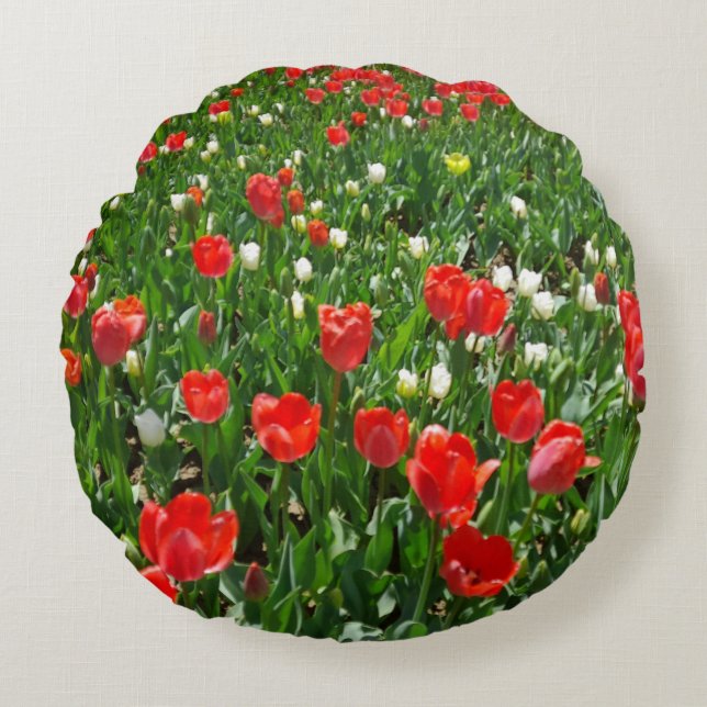 Coussins Ronds Red Tulip Flower Field Nature Photographie (Devant)