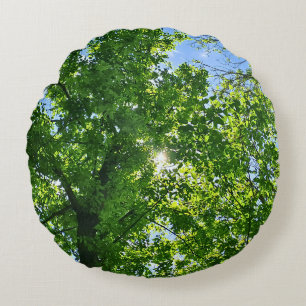 Coussins Ronds Regardant vers les feuilles vertes et le ciel bleu