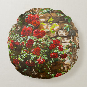 Coussins Ronds Roses rouges contre un mur de pierre