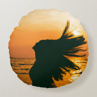 Coussins Ronds Silhouette de fille, coucher du soleil sur la mer,