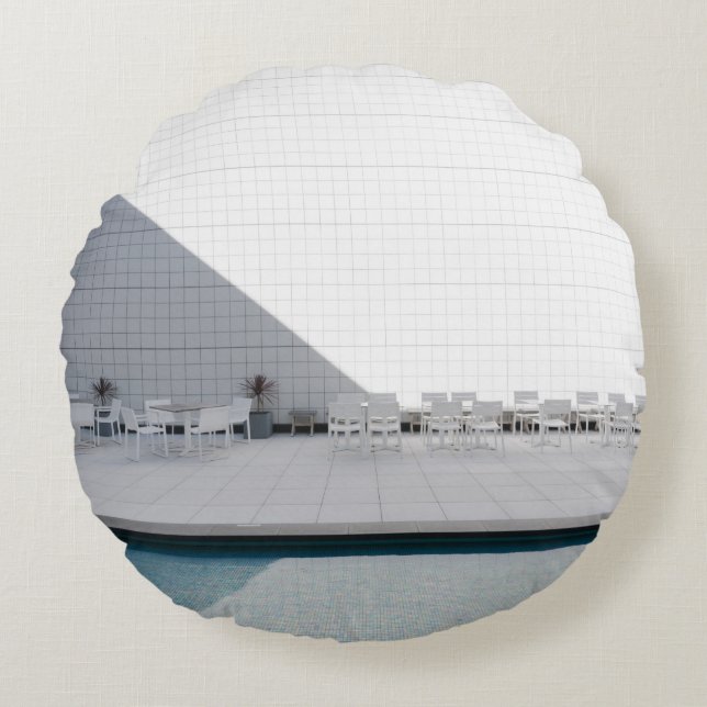 COUSSINS RONDS TABLE DE PATIO BLANCHE AVEC CHAISES EN JOURNÉE (Devant)