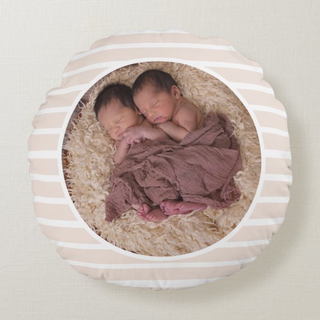 Coussins Ronds Taupe & White Stripes Circle Famille Photo & Nom (Devant)