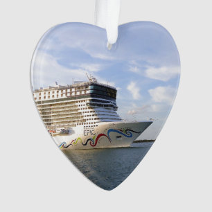 Coutume décorée d'arc de bateau de croisière datée