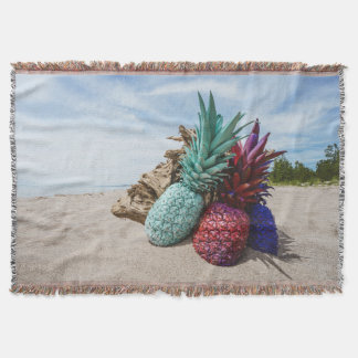 Couverture Ananas colorés sur une plage de sable