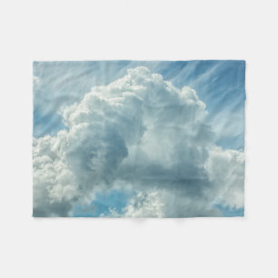 Couverture bleue d'ouatine de nuages pelucheux