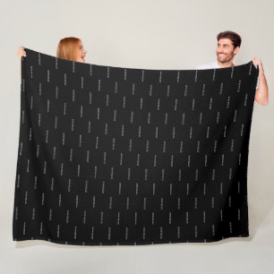 Couverture en polaire noire avec nom gris répétée