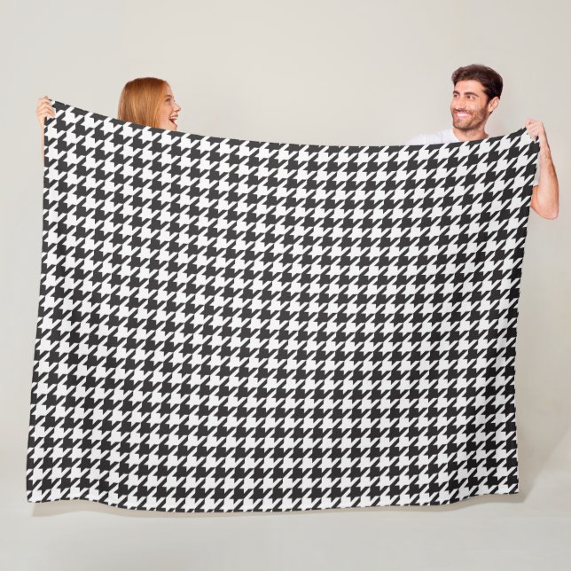 Couverture en polaire noire et blanche (En situation)