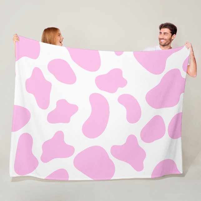 Couverture en polaire rose vache 60x80 (En situation)