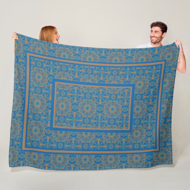 Couverture en toison Tribale Bleue et Cuivre (En situation)