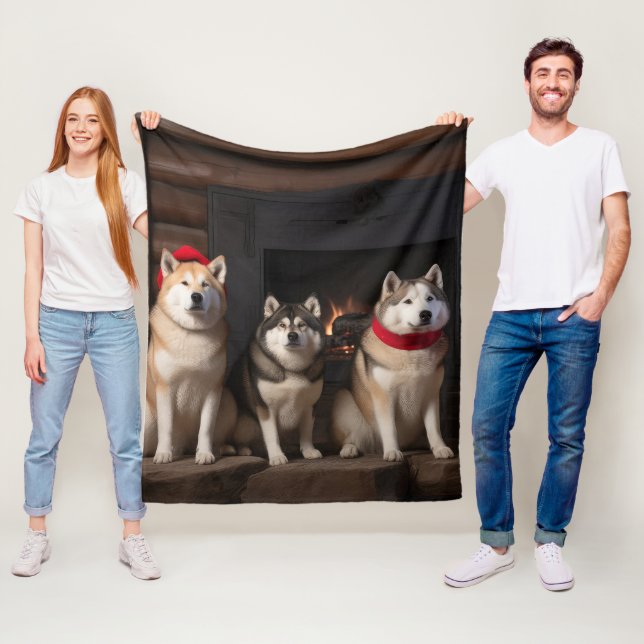 Couverture Polaire Akita par le Noël de la cheminée (En situation)