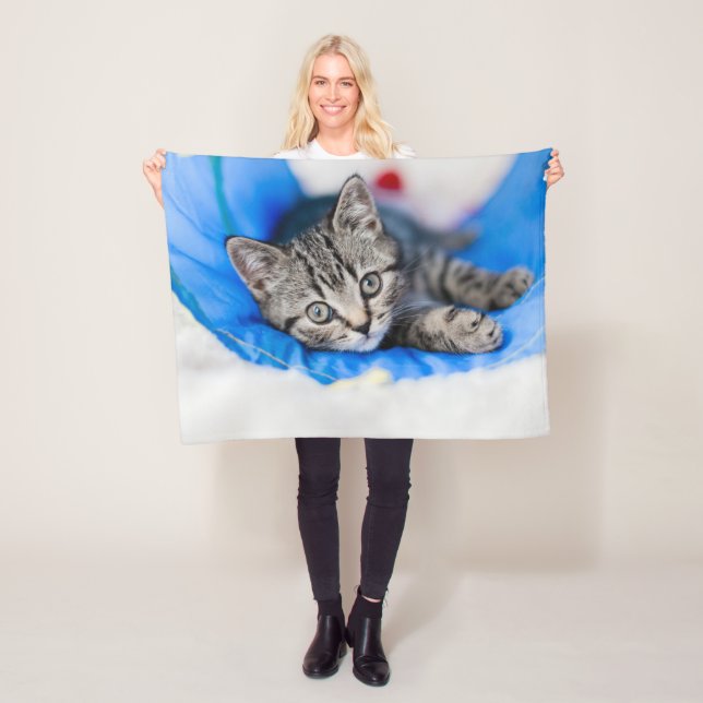 Couverture Polaire Animaux de bébés cutest | Tunnel Tabby Kitten en J (En situation)