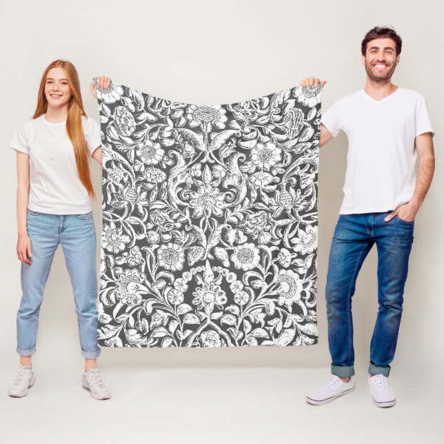 Couverture Polaire Antique Floral ornemental blanc sur gris (En situation)