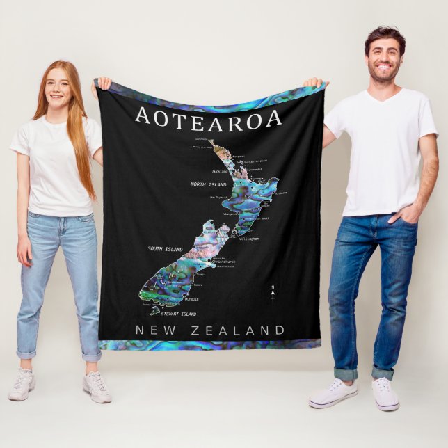 COUVERTURE POLAIRE AOTEAROA NOUVELLE ZÉLANDE CARTE PAUA JETER BLANKET (En situation)