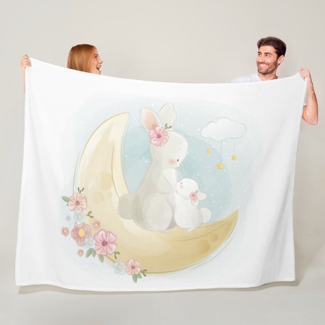 Couverture Polaire Aquarelle maman et bébé lapins sur la lune (En situation)
