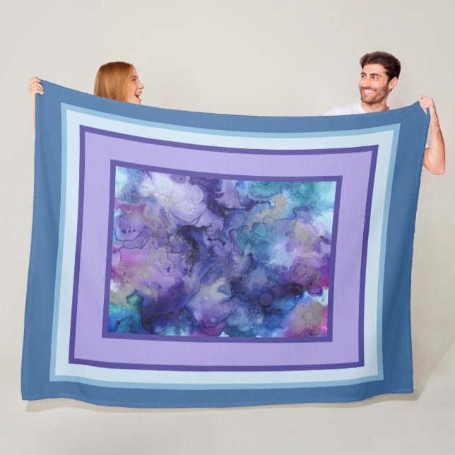 Couverture Polaire Aquarelle marbrée Abstraite violet et bleu (En situation)