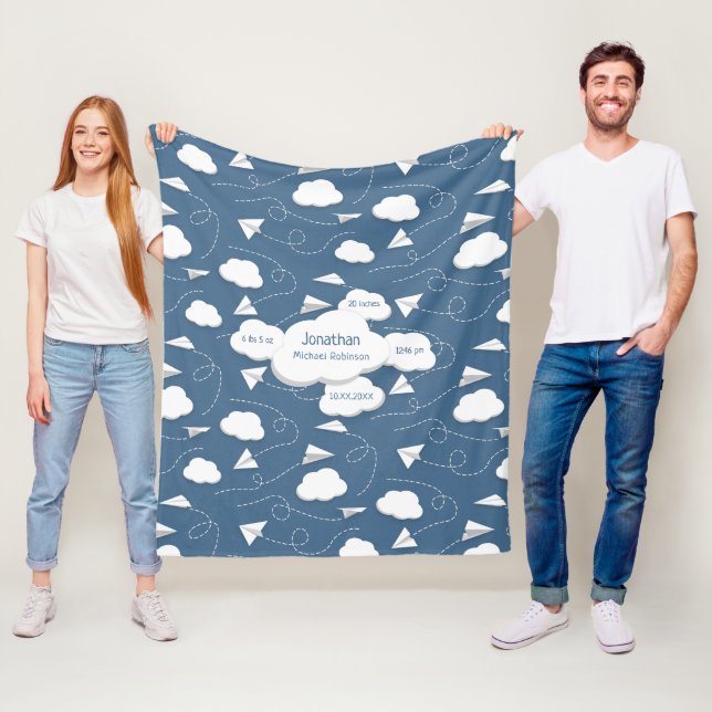 Couverture Polaire avion en papier volant avec des nuages bouffants a (En situation)