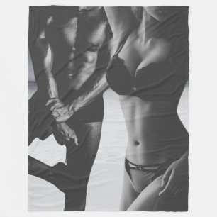 Couverture Polaire Back to Back: Strength and Elegance by the Sea