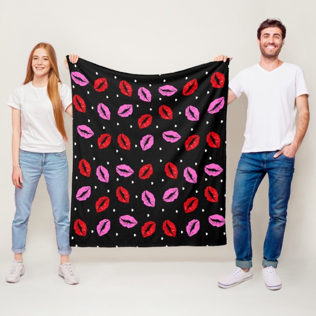 Couverture Polaire Baiser Lèvres rose rouge et coeurs Toison Blanche  (En situation)
