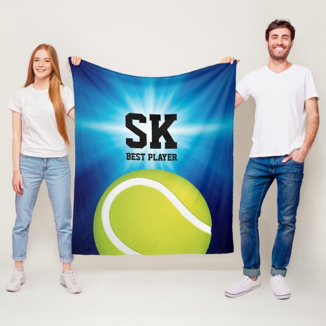 Couverture Polaire Balle de tennis verte personnalisée des initiales (En situation)