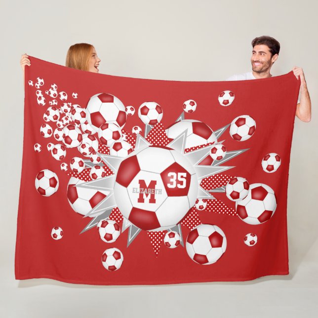 Couverture Polaire Ballons de football blanc rouge étoiles nom de l'a (En situation)