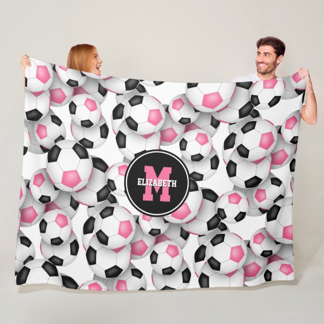 Couverture Polaire ballons de football noir rose motif monogrammed (En situation)