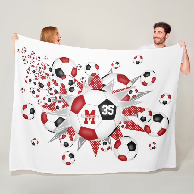 Couverture Polaire ballons de football noir rouge étoiles filles nom (En situation)