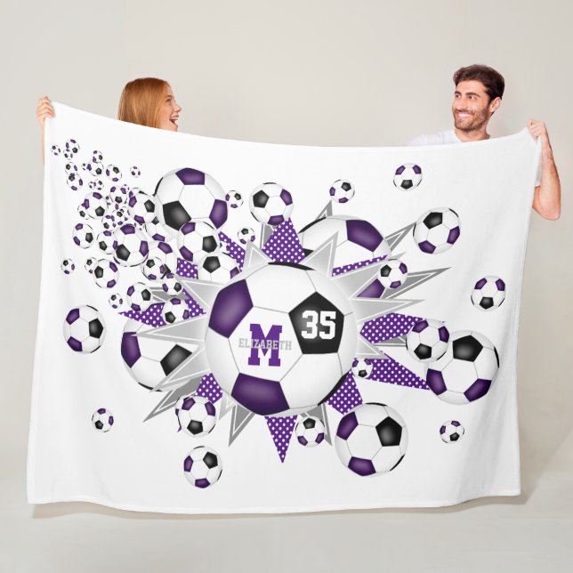 Couverture Polaire ballons de football noir violet étoiles filles nom (En situation)
