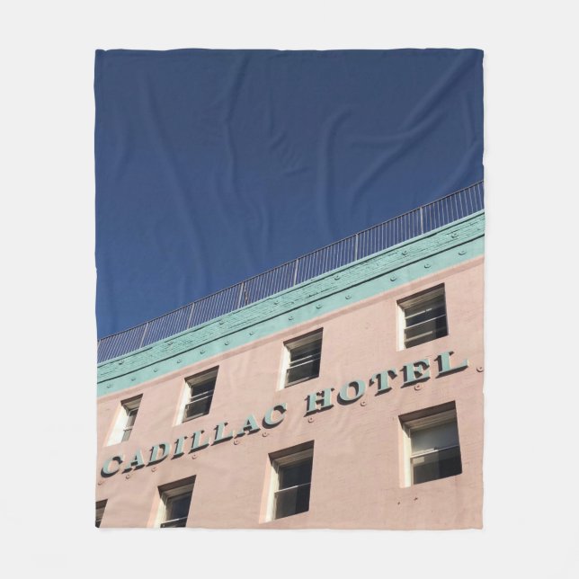 COUVERTURE POLAIRE BÂTIMENT DE L'HÔTEL CADILLAC (Devant)