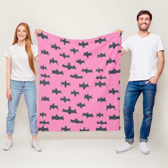 Couverture Polaire Bats d'Halloween roses et noires (En situation)