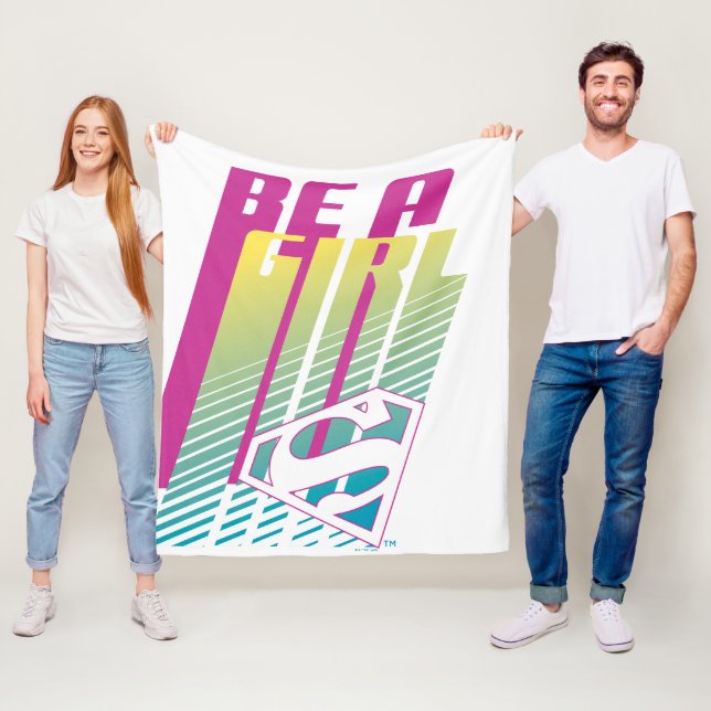 Couverture Polaire "Be A Girl" Supergirl Graphic (En situation)