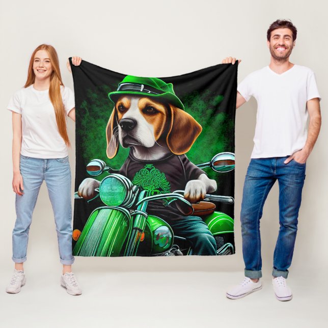 Couverture Polaire Beagle Chien conduisant vélo St. Patrick's Day (En situation)