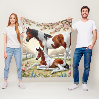 Couverture Polaire Beau cheval et poulain dans un verger en fleurs