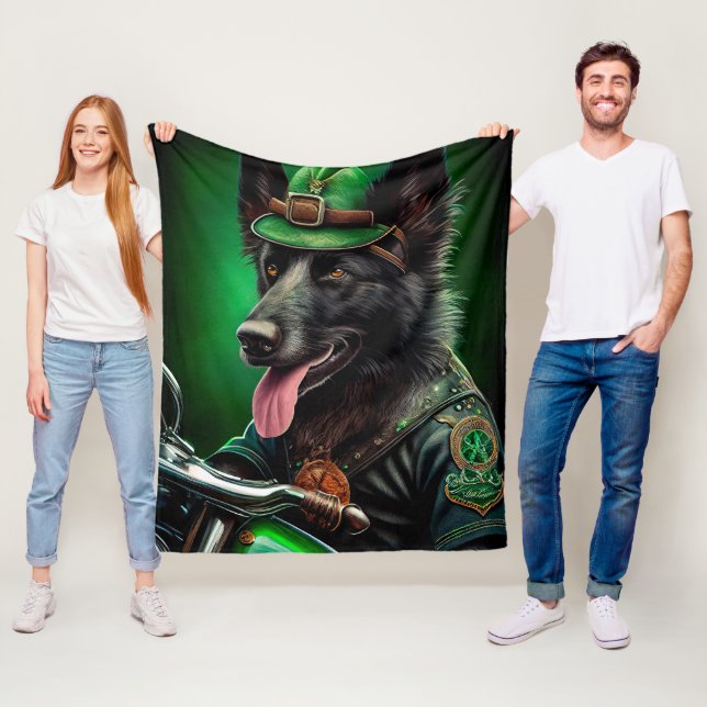 Couverture Polaire Belgian Shepherd conduite vélo St. Patrick's Day (En situation)