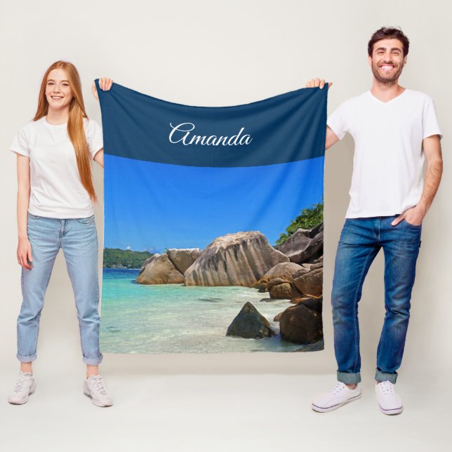 Couverture Polaire Belle mer tropicale avec une plage rocheuse (En situation)