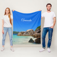 Belle mer tropicale avec une plage rocheuse