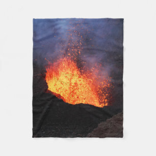 Couverture Polaire Belle vue d'éruption chaude de lave de volcan