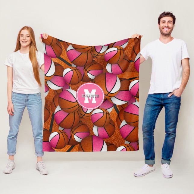 Couverture Polaire billes de basket-ball rose blanc monogrammé (En situation)
