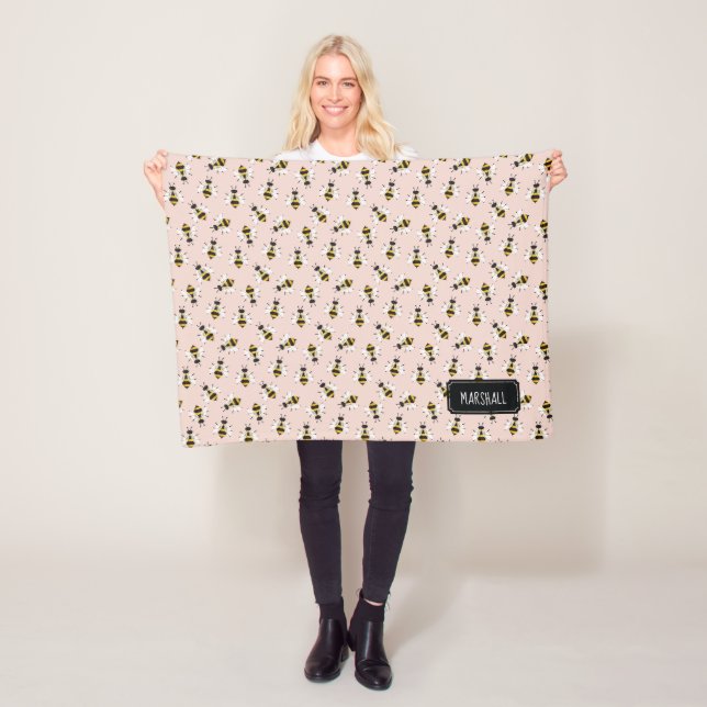 Couverture Polaire Blanche Rustique Bee Baby Girl avec nom personnali (En situation)