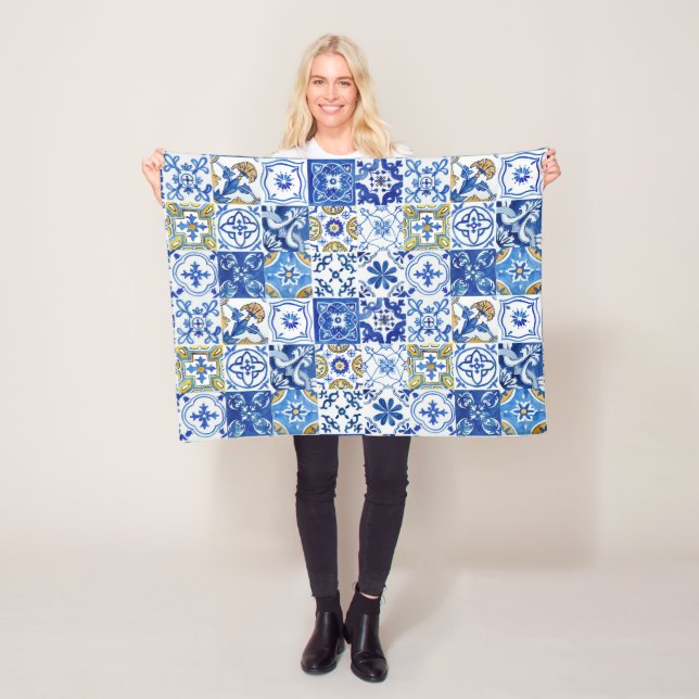 Couverture Polaire Bleu Floral Méditerranéen, Blanc & Jaune Motif (En situation)