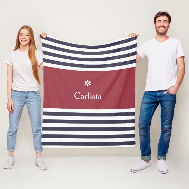 Couverture Polaire Bleu large Marine Rayures horizontales Nom rouge F (En situation)