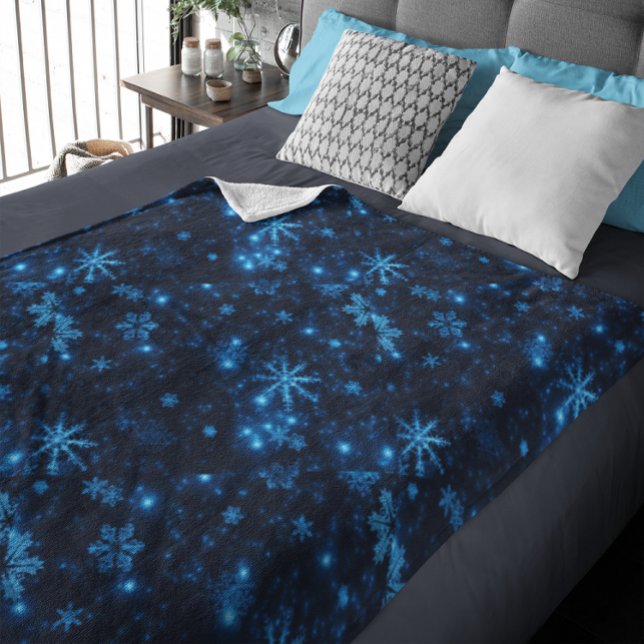 Couverture polaire bleu profond et flocons de neig (Deep Blue & Bright Snowflakes Fleece Blanket,)