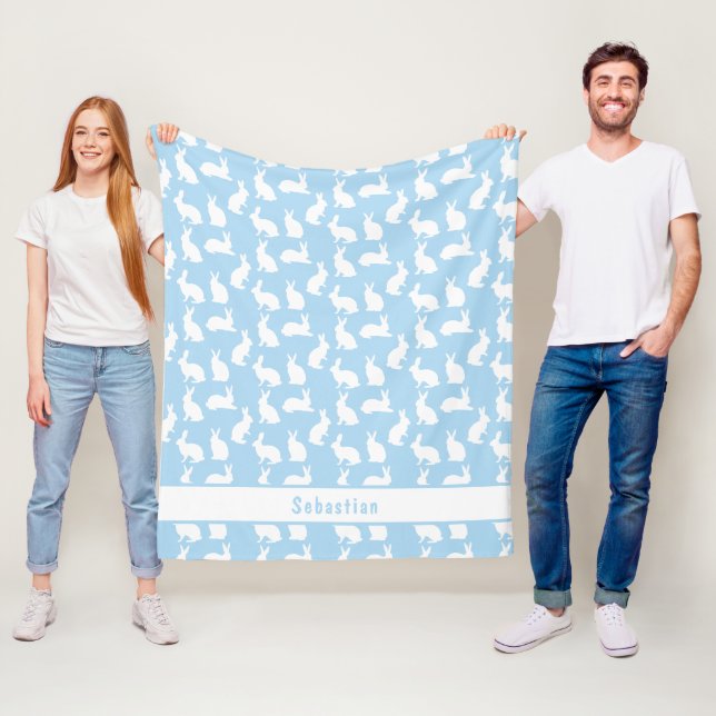 Couverture Polaire Blue And White Bunny Pattern Cute Rabbits And Name (En situation)